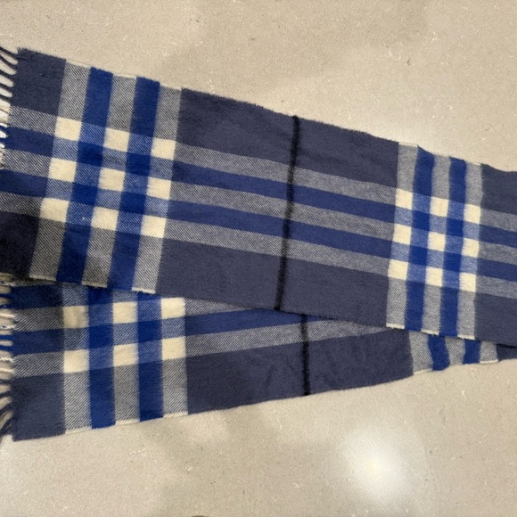 Authentic Burberry Check Cashmere Scarf - Picture 2 of 5